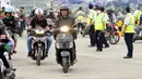 Pemudik bermotor pindah dari Dermaga 6 ke Dermaga 1-5 di Pelabuhan Merak, Banten, Jumat (23/6). H-2 Lebaran 2017, ribuan pemudik bermotor memadati Dermaga 6 Pelabuhan Banten. (Liputan6.com/Helmi Fithriansyah)