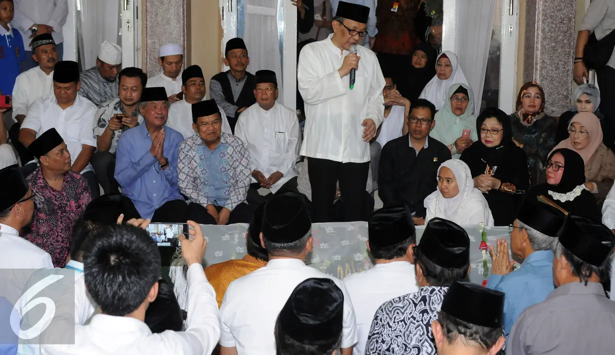 Perwakilan keluarga memberikan pidato di sisi jenasah mantan Menteri Pemberdayaan Perempuan Tuty Alawiyah di Jatiwaringin, Bekasi, Rabu (4/5/2016). Tuty Alawiyah wafat di usia 74tahun. (Liputan6.com/Helmi Fithriansyah)
