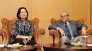 Ketua Komisi II DPR RI Rambe Kamarulzaman dan peneliti senior LIPI Prof Dr Siti Zuhro dalam acara Dialog Pilar Negara bertema "Pemilu Serentak di Seluruh Indonesia" di Komplek Parlemen Senayan, Jakarta, Senin (13/4/2015). (Liutan6.com/Helmi Afandi)