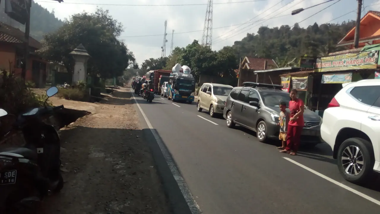 Antrean kendaraan via jalur Garut Kota