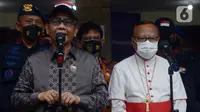 Menteri Koordinator Bidang Politik, Hukum, dan Keamanan (Menko Polhukam) Mahfud MD (kiri) menyampaikan keterangan saat mengunjungi Gereja Katedral, Jakarta, Jumat (24/12/2021). Sebanyak 100 personel diturunkan untuk mengamankan ibadah Natal 2021 Gereja Katedral. (merdeka.com/Imam Buhori)