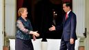 Presiden Jokowi menjabat tangan Presiden Republik Chile, Michelle Bachelet di beranda belakang Istana Merdeka, Jakarta, Jumat (12/5). Presiden Chile berkunjung ke Indonesia untuk membahas penguatan kerja sama bilateral Indonesia - Chile. (Bay ISMOYO/AFP)