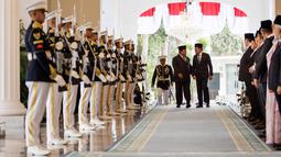 Presiden Republik Indonesia Prabowo Subianto menerima kunjungan resmi Perdana Menteri (PM) Malaysia Anwar Ibrahim dalam rangka Konsultasi Tahunan ke-13 Indonesia dan Malaysia yang digelar di Istana Merdeka, Jakarta, Selasa (29/7/2025). (Yasuyoshi CHIBA/AFP)