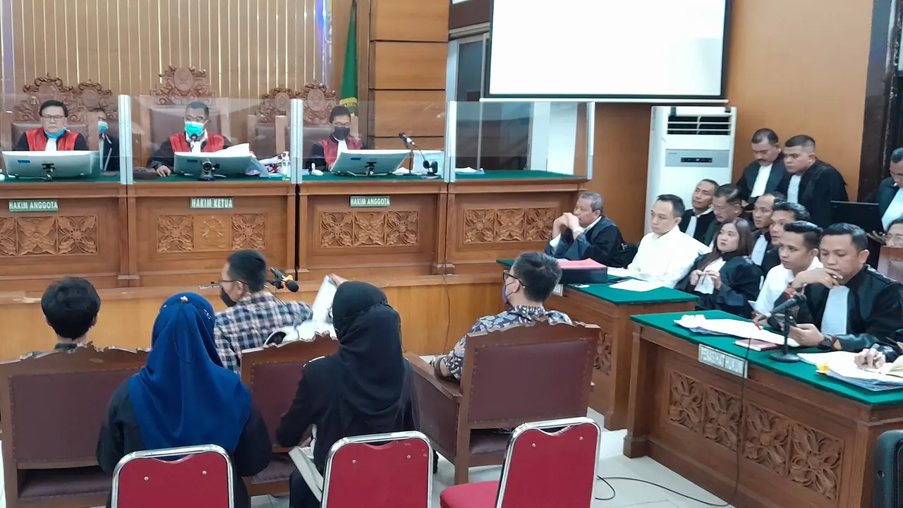 Bharada E, Bripka RR, dan KM didudukan dalam satu ruangan pada sidang lanjutan kasus Brigadir J