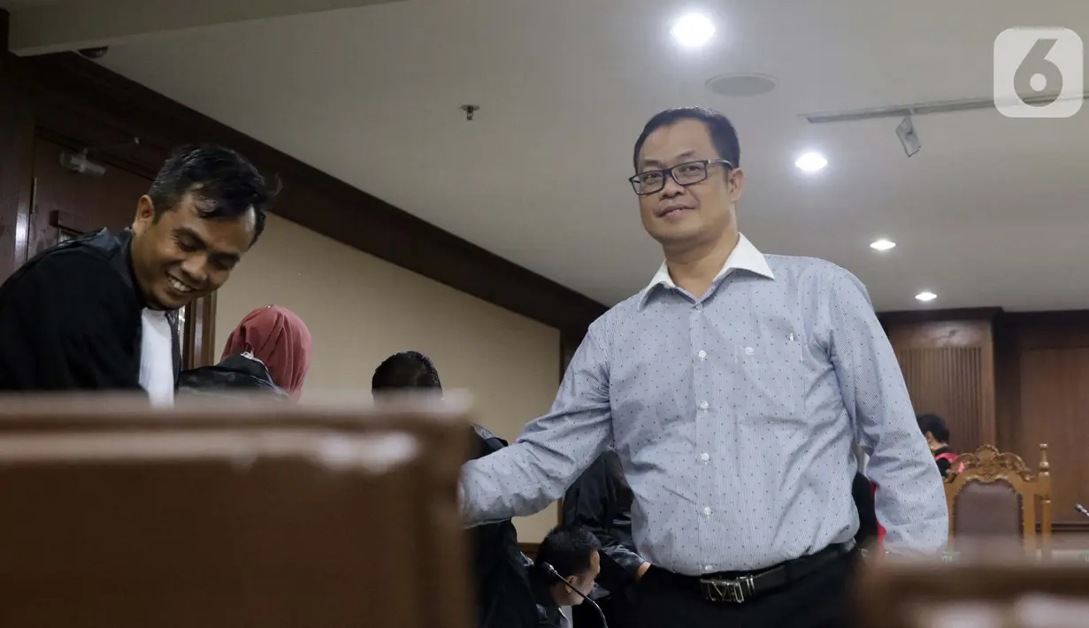 Terpidana kasus suap Pilkada, Muchtar Effendi usai menjalani sidang pembacaan dakwaan di Pengadilan Tipikor, Jakarta, Senin (7/10/2019). Muchtar Effendi didakwa dalam kasus pencucian uang yang melibatkan mantan Ketua Mahkamah Konstitusi M Akil Mochtar. (Liputan6.com/Helmi Fithriansyah)