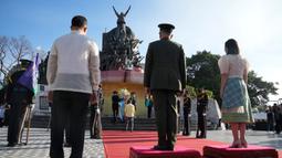 Karangan bunga diletakkan dalam upacara peringatan 37 tahun kudeta hampir tak berdarah yang dikenal sebagai revolusi "People Power" untuk menggulingkan mendiang diktator Filipina Ferdinand Marcos dari kekuasaan 20 tahun di Monumen Kekuatan Rakyat, Kota Quezon, Filipina, Sabtu (25/2/2023). Ini adalah tahun pertama menandai peristiwa tersebut di bawah pemerintahan Marcos Jr. (AP Photo/Aaron Favila)