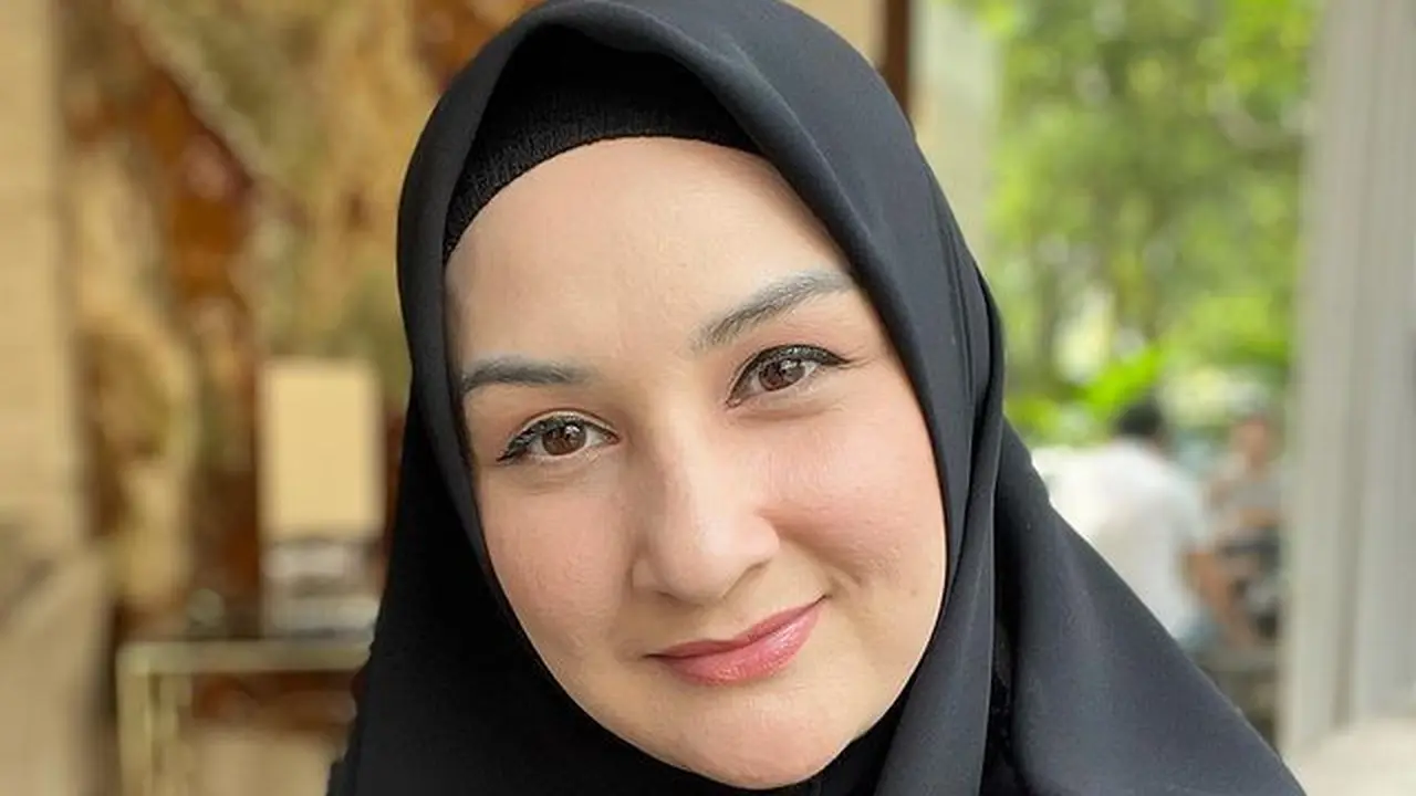 Mona Ratuliu berhijab (Instagram/monaratuliu)