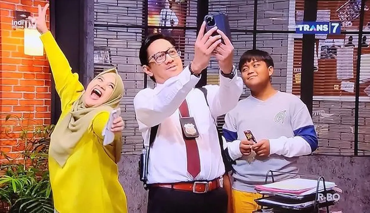 Pemeran Mama Shana dalam  film Cinta 24 Karat itu mengaku jomblo bukan pilihan, melainkan keadaan. [Instagram/cicitegal]