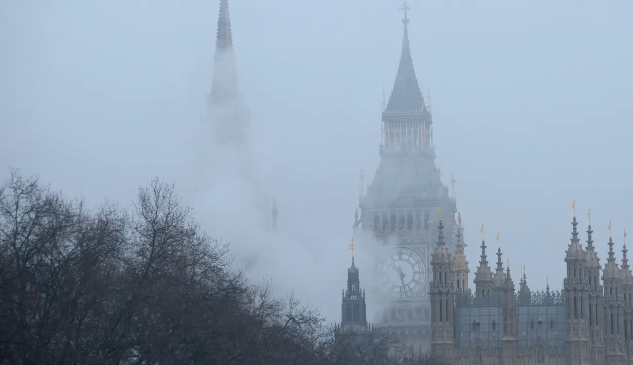 Menara Big Ben yang tertutup kabut saat cuaca dingin ektrem melanda Inggris, Senin, (23/1). Bandara Heathrow telah membatalkan 100 penerbangan karena terbatasnya jarak pandang (AP Photo / Alastair Grant)