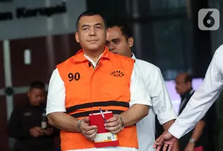 Mantan Wakil Menteri Imigrasi dan Pemasyarakatan (Imipas), Silmy Karim, usai menjalani pemeriksaan di Gedung Merah Putih Komisi Pemberantasan Korupsi (KPK), Senin (8/6/2026). Ini merupakan pemeriksaan perdana Silmy Karim setelah ditetapkan sebagai tersangka dan ditahan KPK pada 4 Juni 2026. (Liputan6.com/Helmi Fithriansyah)