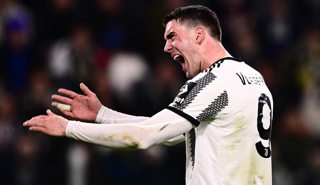 Ekspresi kecewa striker Juventus, Dusan Vlahovic setelah gagal memanfaatka peluang saat menghadapi FC Nantes pada laga leg pertama babak play-off fase gugur Liga Europa 2022/2023 di Juventus Stadium, Turin (16/2/2023). Dusan Vlahovic yang baru berusia 23 tahun kini mempunyai nilai pasar sebesar 80 juta euro atau setara Rp1,29 triliun. (AFP/Marco Bertorello)