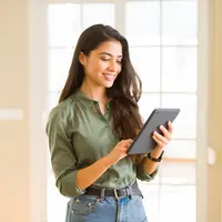 ilustrasi memegang gawai/Krakenimages.com/Shutterstock