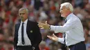 Pelatih Leicester, Claudio Ranieri (kanan) memberikan instruksi kepada pemainnya saat melawan Manchester United yang dipimpin Jose Mourinho pada ajang Community Shield di Stadion Wembley, London,Minggu,(7/8/2016). (AP Photo/Frank Augstein)