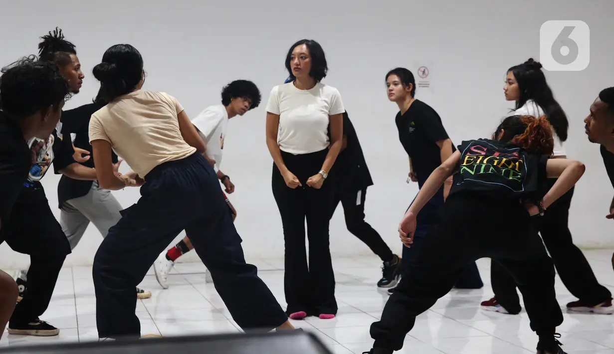 Para pemain teater Stock Teater saat melakukan sesi latihan di EQ Studio, Pejaten, Jakarta, Senin (26/8/2024). (Liputan6.com/Angga Yuniar)