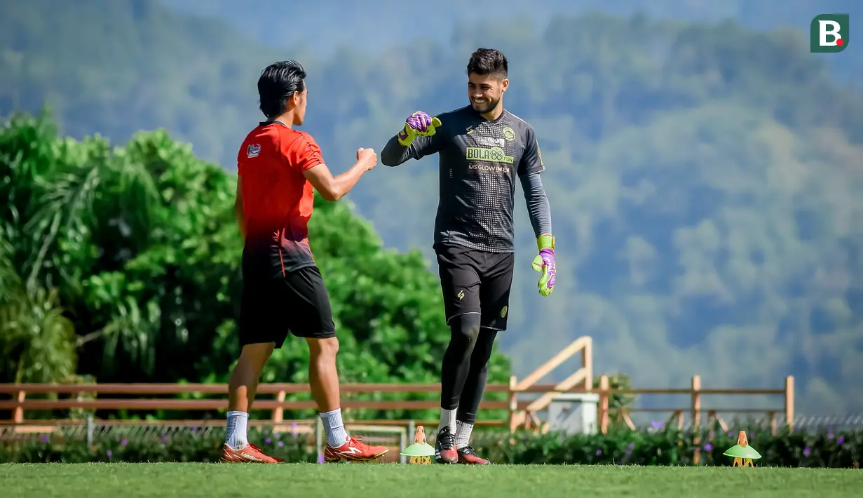 Pelatih Arema, Eduardo Almeida tampak menyiapkan lini pertahanannya yang dikawal oleh Hanif Sjahbandri dan penjaga gawang Adilson Maringa untuk meredam agresivitas lini depan Persija seperti Marko Simic, Osvaldo Haay, dan Riko Simanjuntak. (Bola.com/Iwan Setiawan)