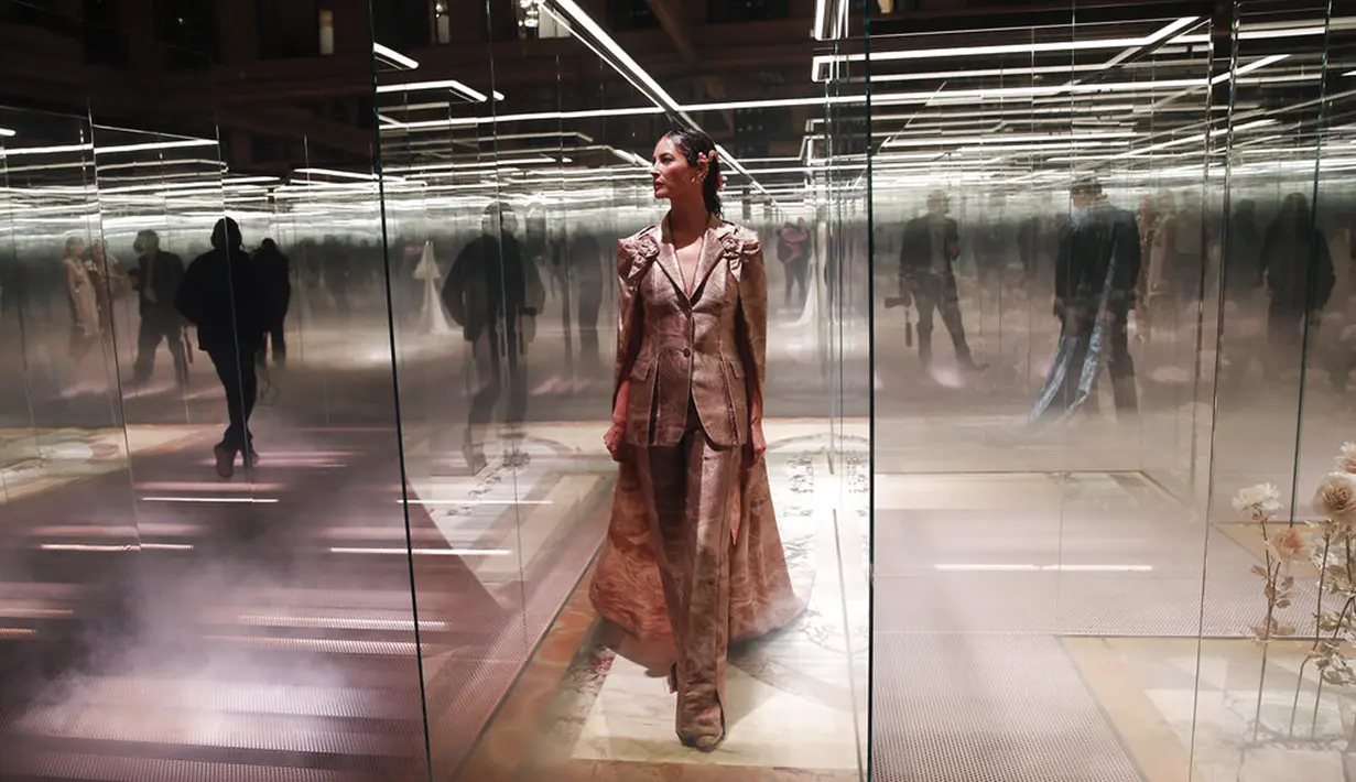Seorang model mengenakan busana kreasi Fendi's Spring-Summer 2021 Haute Couture dalam acara Paris Fashion Week di Paris, Prancis, Rabu (27/1/2021). Paris Fashion Week 2021 digelar tanpa penonton karena kekhawatiran akan virus corona COVID-19. (AP Photo/Francois Mori)