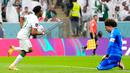 Pemain Arab Saudi Salem Al-Dawsari (kiri) berlari melewati kiper Meksiko Guillermo Ochoa usai mencetak gol pada pertandingan sepak bola Grup C Piala Dunia 2022 di Stadion Lusail, Lusail, Qatar, 30 November 2022. Meksiko menang 2-1 tetapi gagal melaju ke babak 16 besar Piala Dunia 2022. (AP Photo/Manu Fernandez)