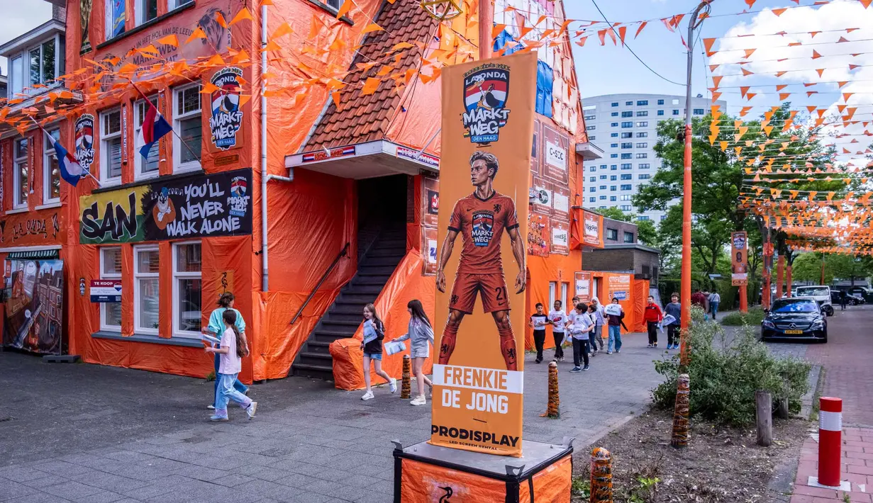 Suasana Jalan Marktweg di Den Haag, Belanda, didekorasi menjelang dimulainya Piala Dunia 2026, Selasa 9 Juni 2026. (AP Photo/Patrick Post)