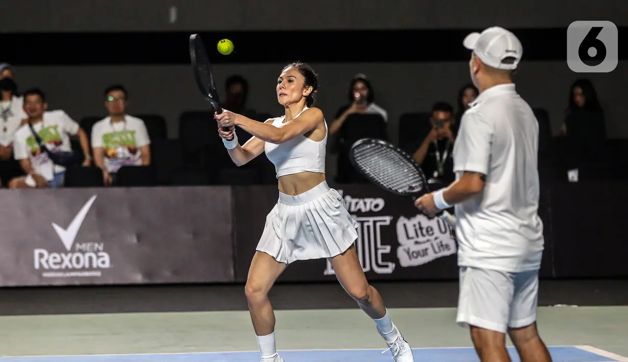 Pasangan ganda campuran Gading Marten/Wulan Guritno saat melawan Dion Wiyoko/Enzy Storia pada pertandingan pembuka Tiba Tiba Tenis di Tennis Indoor Senayan, Jakarta, Sabtu (12/11/2022). Pasangan Dion Wiyoko/Enzy Storia berhasil mengalahkan Gading Marten/Wulan Guritno dua set langsung dengan skor meyakinkan, 6-2 dan 6-3. (Liputan6.com/Johan Tallo)