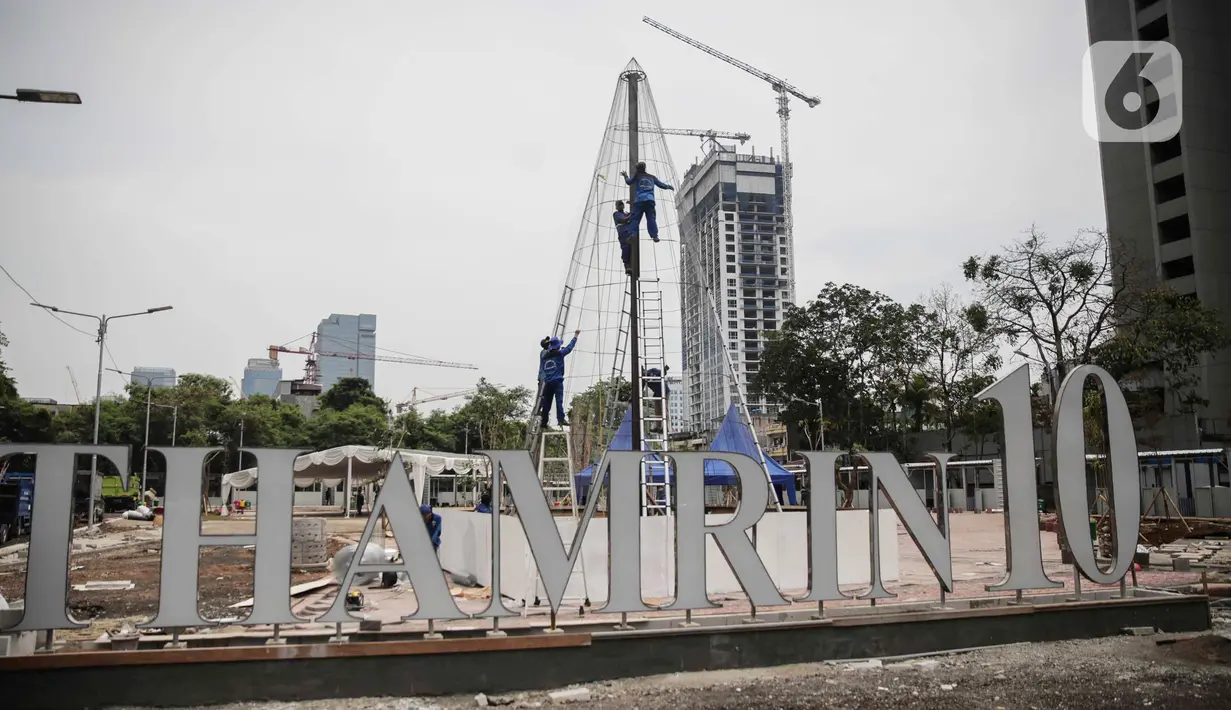 Pekerja memasang rangka pohon natal di Thamrin 10, Jakarta, Kamis (19/12/2019). Warga dapat melihat Christmas Tree pada 18-31 Desember 2019. yang dibuat dari bahan daur ulang botol dan kain perca dengan mengangkat nuansa Nusantara. (Liputan6.com/Faizal Fanani)