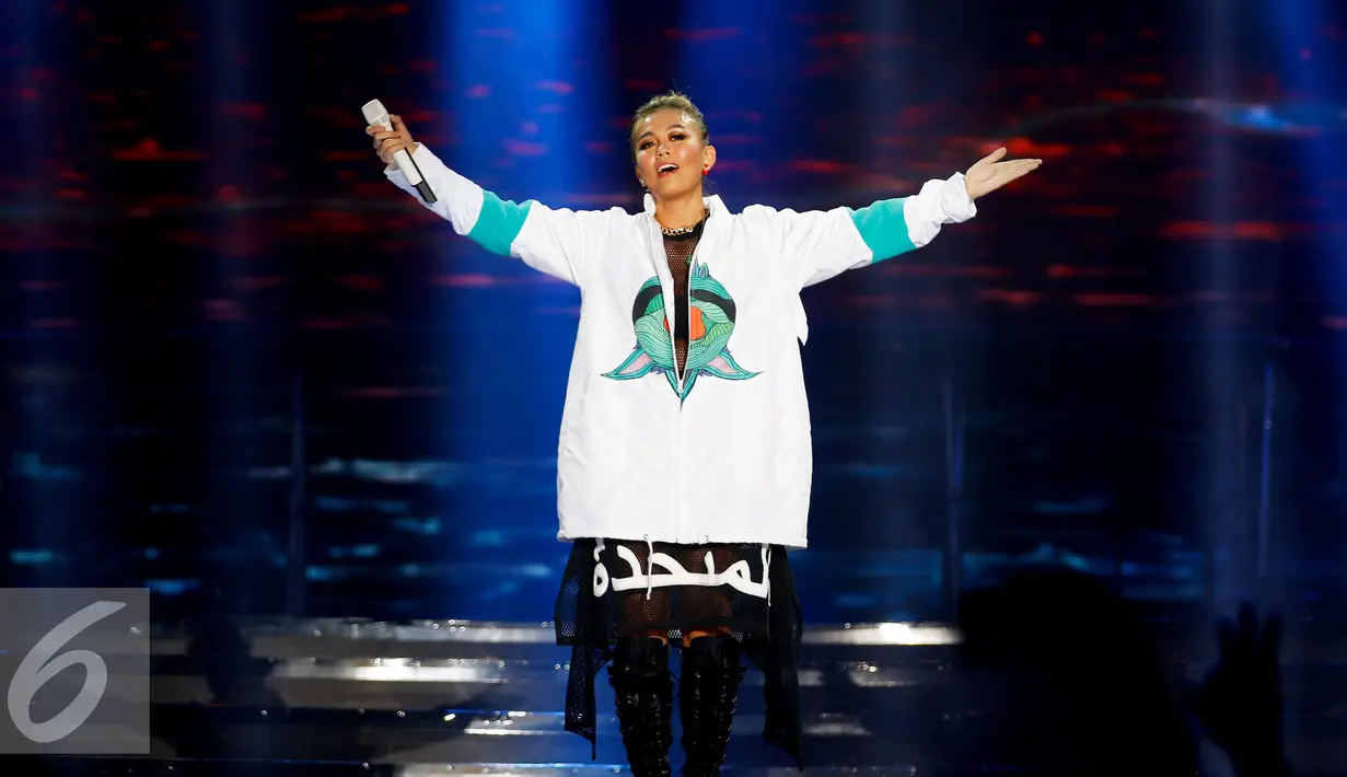 Penyanyi Agnez Mo tampil menghibur penonton dalam Konser Raya 21 Tahun Indosiar, Istora Senayan, Jakarta (11/1/2016). Agnez Mo terlihat atraktif di panggung Konser Raya 21 Tahun Indosiar tersebut. (Liputan6.com/Gempur M Surya)