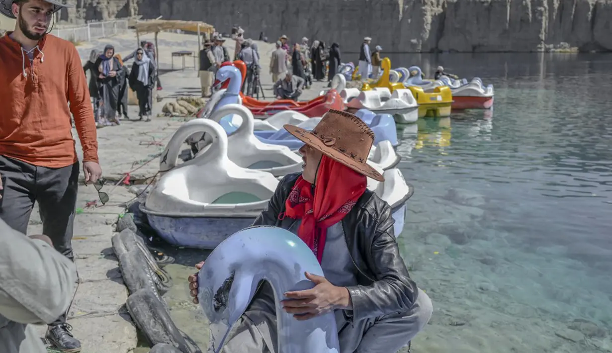<p>Wisatawan mengunjungi Danau Band e-Amir di Provinsi Bamiyan, 4 Oktober 2021. Danau Band-e Amir yang memiliki perairan biru menakjubkan disebut juga sebagai Grand Canyon Afghanistan. (BULENT KILIC/AFP)</p>