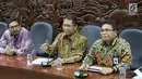 Menkominfo Rudiantara memberikan keterangan pemulihan layanan akibat terganggunya satelit Telkom 1, Jakarta, Selasa (12/9). Dalam keterangannya Kominfo dan Telkom menjelaskan bahwa perbaikan satelit Telkom 1 sudah 100 %. (Liputan6.com/Angga Yuniar)