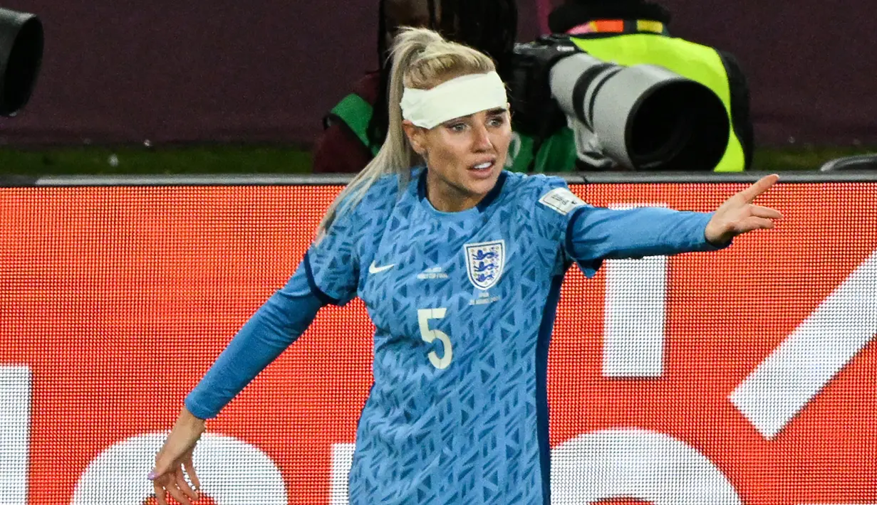 Pemain Timnas Inggris, Alex Greenwood, memakai perban di kepala dalam pertandingan final Piala Dunia Wanita 2023 melawan Timnas Spanyol yang berlangsung di Stadium Australia, Sydney, Minggu (20/8/2023). (AFP/Saeed Khan)