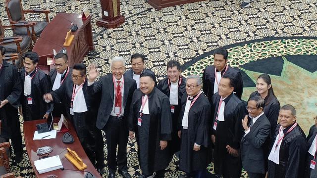 Pasangan Ganjar Pranowo-Mahfud MD tampak akrab dengan Tim Pembela Prabowo Subianto-Gibran Rakabuming Raka di ruang sidang sengketa pilpres di Mahkamah Konstitusi (MK).