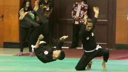 Aksi dua Pesilat Indonesia di Padepokan Silat Taman Mini Indonesia Indah, Jakarta Timur, (03/10/2017).  Kunjungan Wapres Jusuf Kalla ke Silat untuk memantau persiapan jelang Asian Games 2018. (Bola.com/Nicklas Hanoatubun)