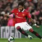 Pemain Manchester United, Fred (kanan) berusaha melewati pemain Nottingham Forest, Neco Williams pada laga leg kedua Semifinal Carabao Cup 2022/2023 di Old Trafford, Manchester, Kamis (02/02/2023) WIB. Fred mencetak salah satu gol untuk kemenangan MU pada menit ke-76 melalui assist Marcus Rashford. (AFP/Paul Ellis)