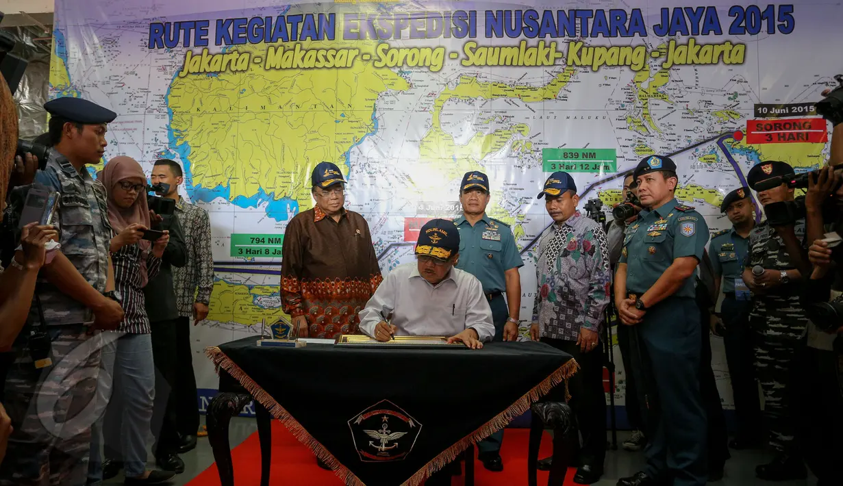 Wapres Jusuf Kalla menandatangani pelepasan Ekspedisi Nusantara Jaya 2015 di Jakarta, Senin (1/6/2015). Ekpedisi tersebut mendorong terwujudnya tol laut yang diharapkan dapat memperkuat konektivitas antara pulau. (Liputan6.com/Faizal Fanani )