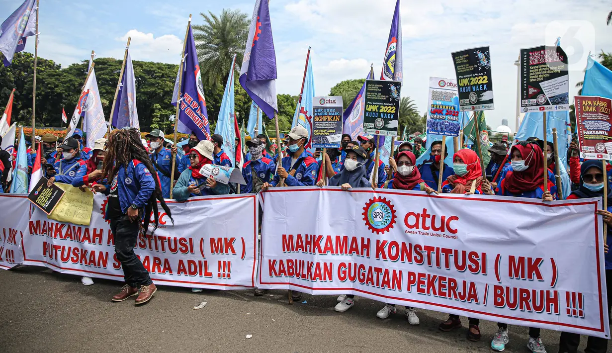 Massa buruh gabungan saat menggelar aksi di kawasan Patung Arjuna Wijaya, Jakarta, Kamis (25/11/2021). Dalam aksinya, ratusan buruh tersebut menuntut pembatalan Omnibus Law Undang-Undang Cipta Kerja dan kenaikan upah 2022. (Liputan6.com/Faizal Fanani)