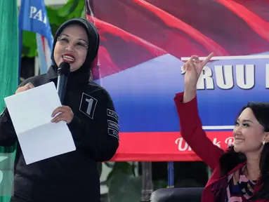 Cawagub DKI Jakarta, Sylviana Murni (kiri) bersama Dwi Astuti W saat diskusi RUU Penghapusan Kekerasan Seksual di Jakarta, Kamis (24/11). Sylviana Murni mengaku paham kompleksitas kejahatan kekerasan seksual di Jakarta. (Liputan6.com/Helmi Fithriansyah)