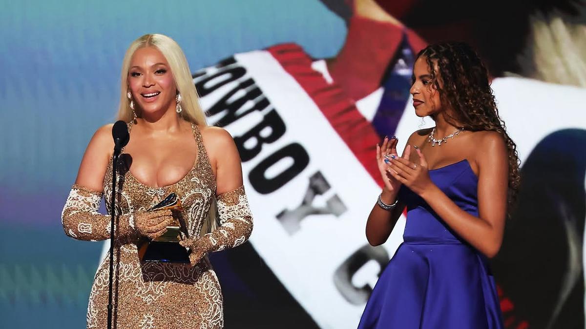 Penampilan Memukau Sang Diva, Beyoncé dengan Gaun Emas Berkilau saat Menerima Trofi di Grammy Awards 2025