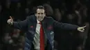 Pelatih Arsenal, Unai Emery menginstruksikan pemainnya saat bertanding melawan Standard Liege pada grup F Liga Europa di Stadion Emirates, London (3/10/2019). Arsenal menang telak 4-0 atas Standard Liege. (AP Photo/Matt Dunham)