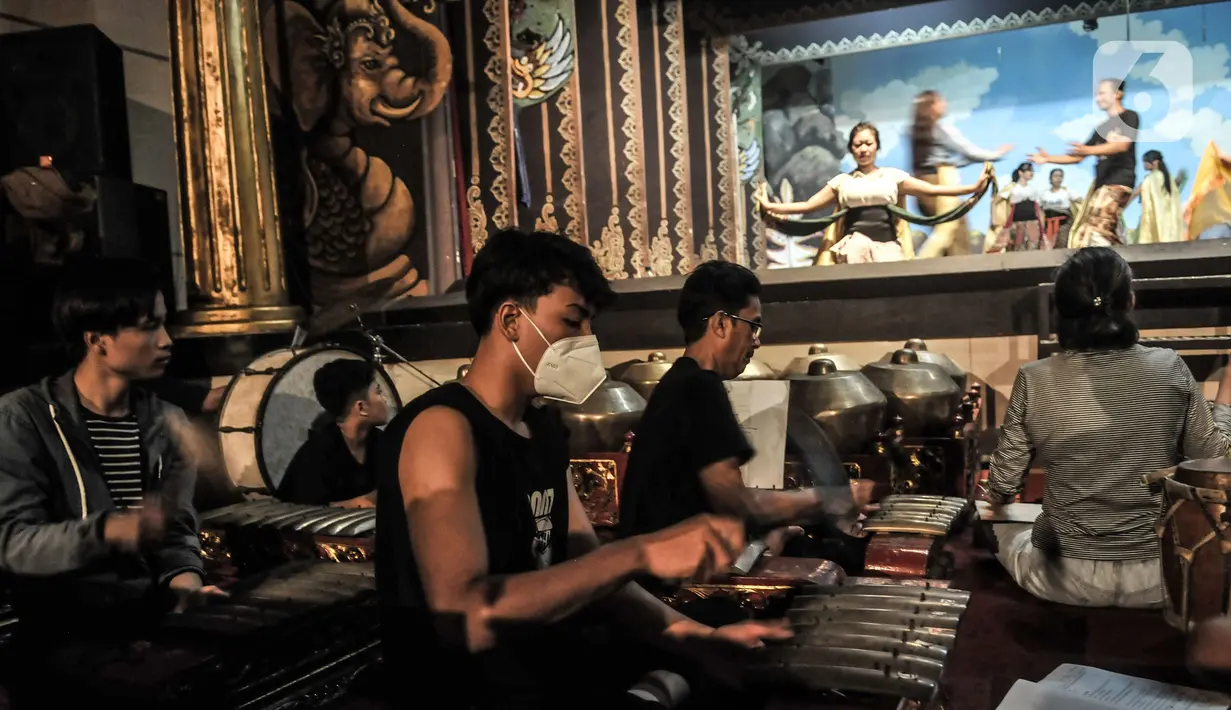Seniman memainkan musik saat mengiringi latihan pementasan wayang orang di Gedung Pertunjukan Wayang Orang Bharata, Senen, Jakarta, Minggu (4/4/2021). Latihan tetap digelar sehingga seniman masih dapat berkarya di masa pandemi COVID-19. (merdeka.com/Iqbal S. Nugroho)