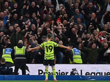 Lendro Trossard ikut menyumbang satu gol dalam kemenangan 3-0 Arsenal di markas Brighton pada laga lanjutan Liga Inggris, Sabtu (07/04/2024) malam WIB. (AFP/Glyn Kirk)