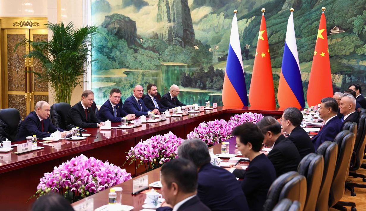 Presiden Rusia Vladimir Putin (kiri) berbicara dengan Presiden China Xi Jinping, (kedua dari kanan) selama pertemuan bilateral di Balai Besar Rakyat, Beijing, Rabu 20 Mei 2026. (Alexander Kazakov, Sputnik, Kremlin Pool Photo via AP)