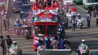 Rombongan arak-arakan para penyumbang medali Indonesia di Olimpiade Rio 2016 dengan menggunakan Bandros dari Kemenpora menuju Istana Negara, Jakarta, Rabu (24/8). Arak-arakan itu menuju ke Istana untuk bertemu Presiden Jokowi. (Liputan6.com/Angga Yuniar)