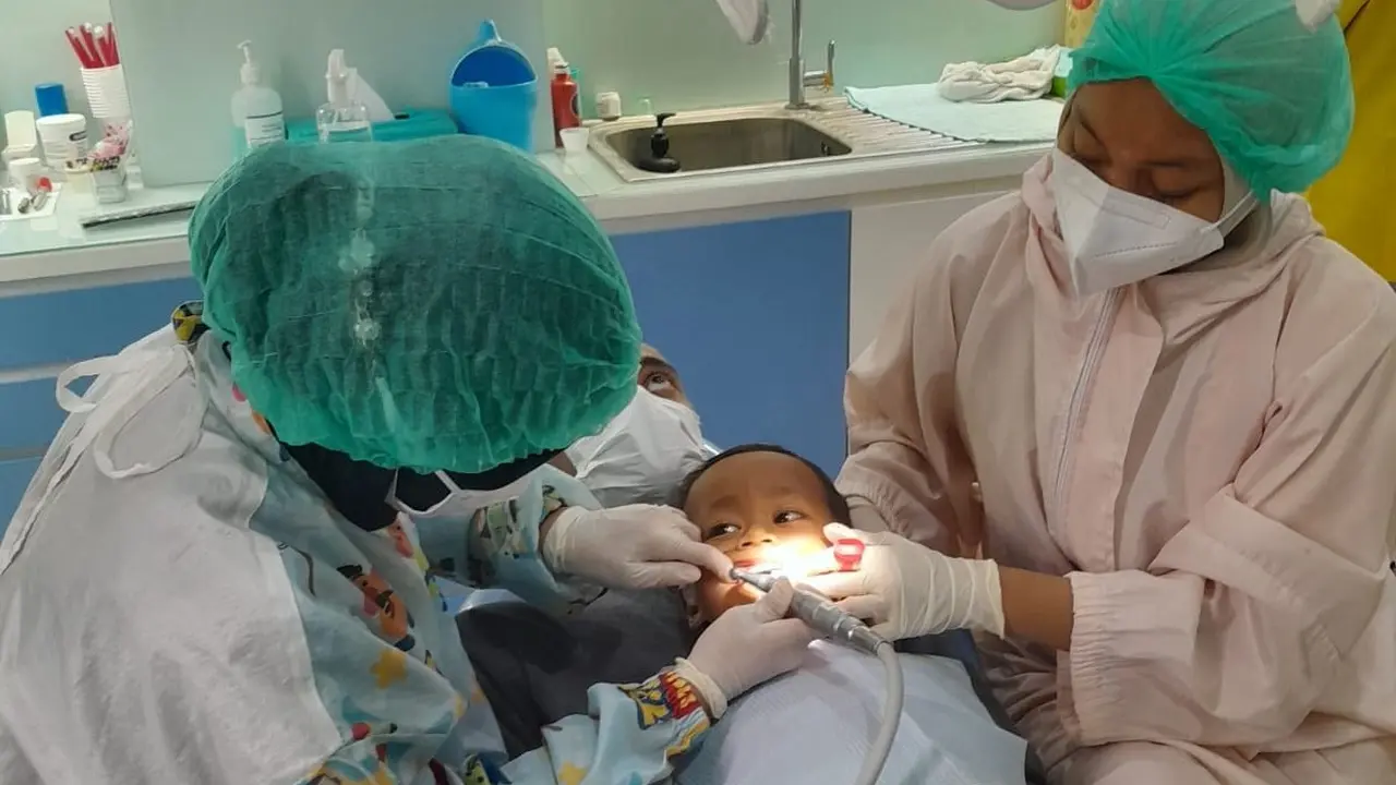 Anak ditemani orangtua ke dokter gigi. (Foto: Benedikta Desideria)