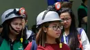 Pegawai dievakuasi setelah gempa melanda Manila, Filipina (11/8). Menurut US Geological Survey, pusat gempa berada 168 km di bawah tanah. Sejauh ini, belum dilaporkan kerusakan atau korban. (AP Photo/Aaron Favila)