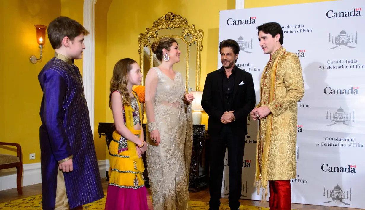 PM Kanada Justin Trudeau bersama dengan istrinya Sophie Gregoire Trudeau dan kedua anaknya Xavier serta Ella Grace bercengkerama dengan bintang film Bollywood Shah Rukh Khan di Mumbai, India, Selasa (20/2). (Sean Kilpatrick/Canadian Press via AP)