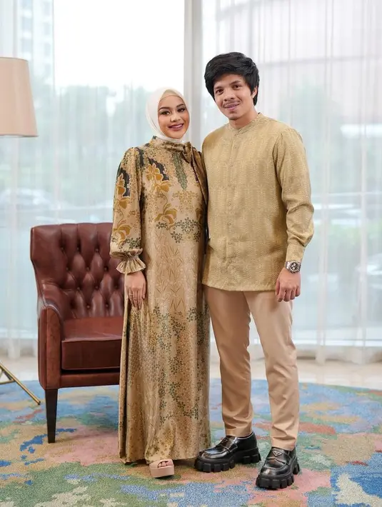 Brand modest wear Geulis merilis koleksi Raya 'Bumantara' series dalam set couple. Seperti yang dipakai Aurel Hermansyah dan Atta Halilintar. [Foto: @geulis.id]