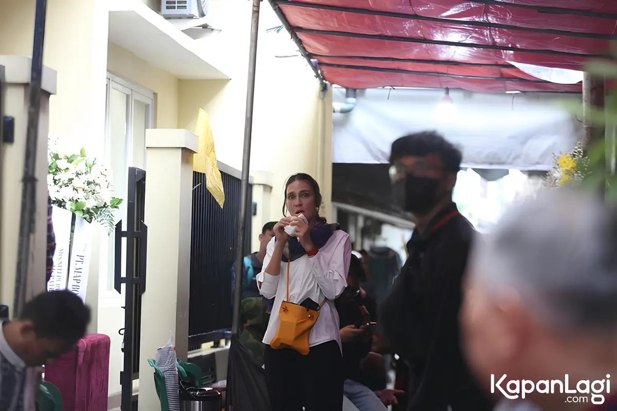 Luna Maya Melayat Ibu Maxime