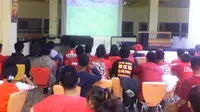 Suporter PSM Makassar menggelar nonton bareng duel Tim Juku Eja kontra Mitra Kukar Pusam pada Sabtu (14/11/2015). (Bola.com/Ahmad Latando)