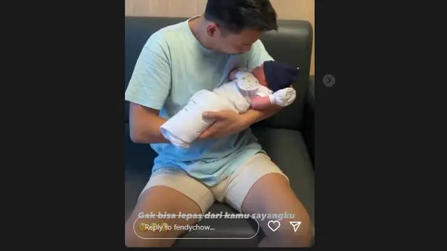 Pasutri Stella Cornelia dan Fendy Chow dikaruniai anak pertama, Avery Stefen Chow (Foto: Instagram fendychow)