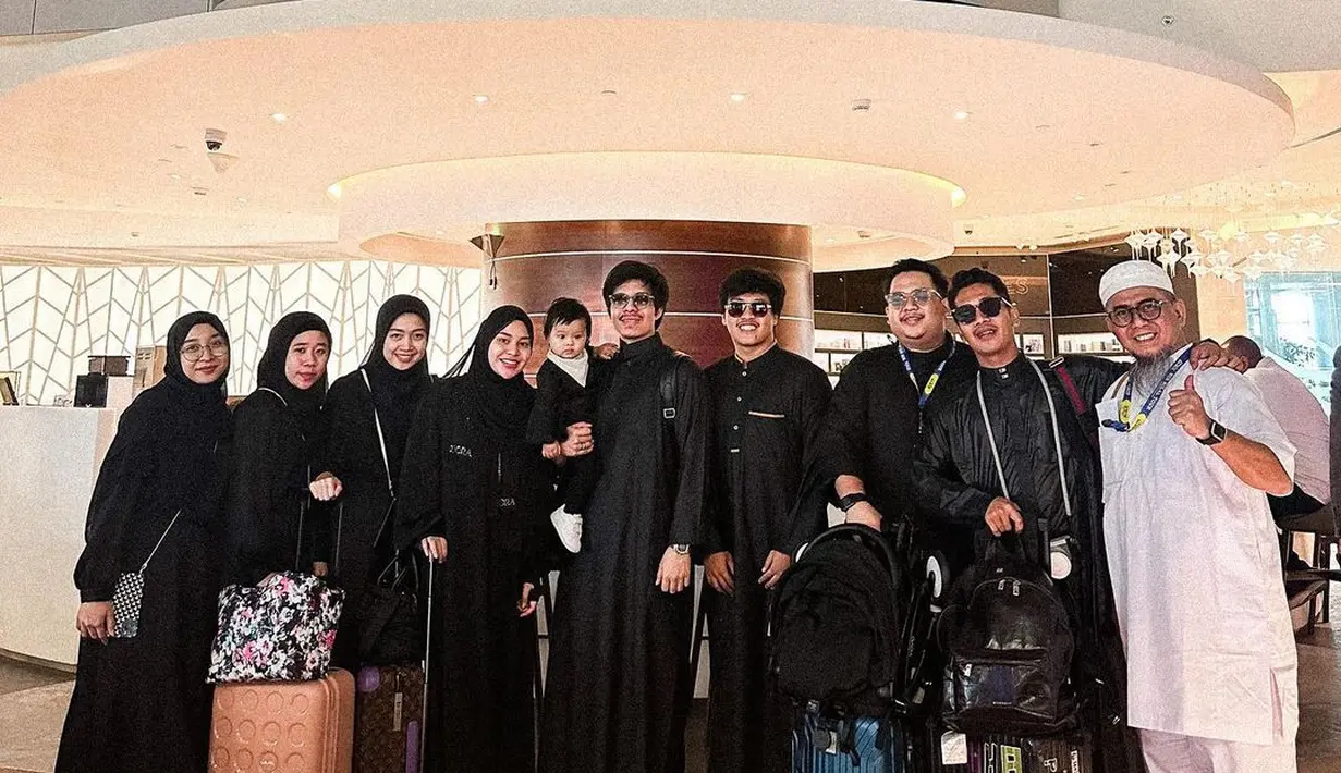Aurel tampak memesona kala menjalani ibadah Umrah. Ia selalu kompak bersama suami dan anaknya. [Foto:IG/aurelie.hermansyah].