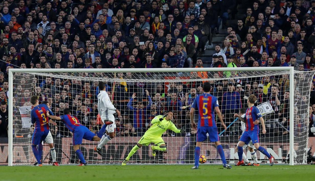 Striker Barcelona, Luis Suarez, mencetak gol ke gawang Real Madrid pada laga La Liga, di Stadion Camp Nou, Sabtu (3/12/2016). (AFP/Pau Barrena)