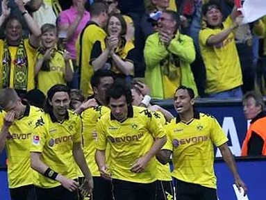 Para pemain Borussia Dortmund merayakan gol Lucas Barrios yang menjadi gol pertama dari keunggulan 2-0 atas Nurnberg pada lanjutan Bundesliga di Signal iduna Park, 30 April 2011. AFP PHOTO/PATRIK STOLLARZ